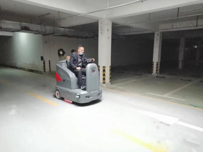 临汾小区物业保洁不用人力改用驾驶式洗地机了